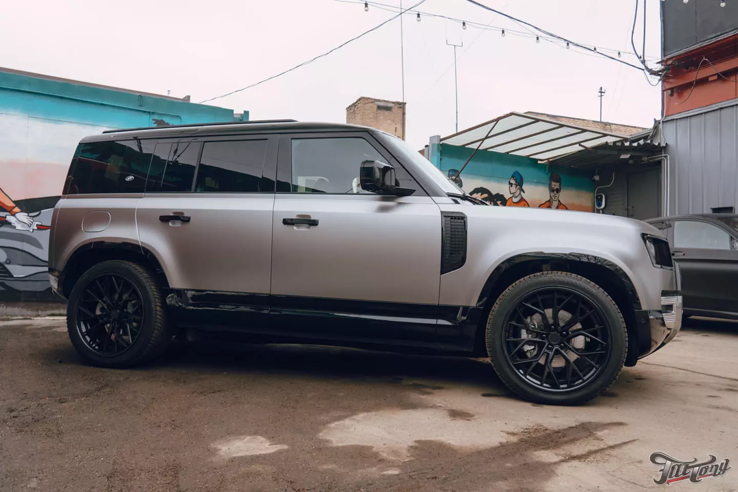 Необычный дизайн для Land Rover Defender! Оклейка в черный глянец+серый мат. Шумоизоляция дверей и Шиномонтаж на вибростенде на стендах Hunter